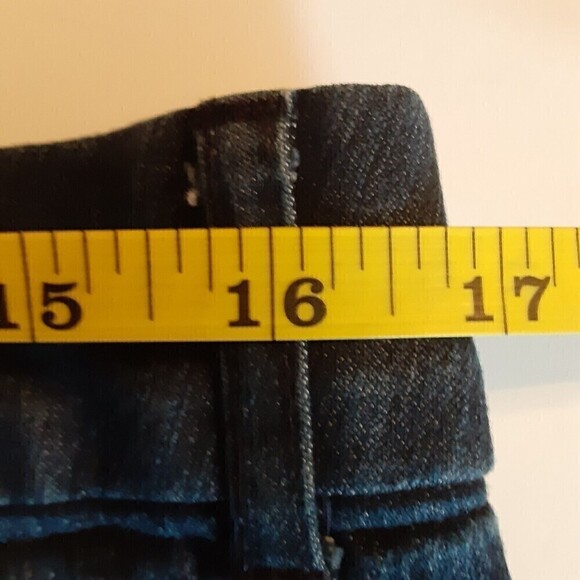 St John’s Bay Women’s Denim Blue Bermuda Jean Shorts Size 12P Machine Washable - Picture 3 of 7